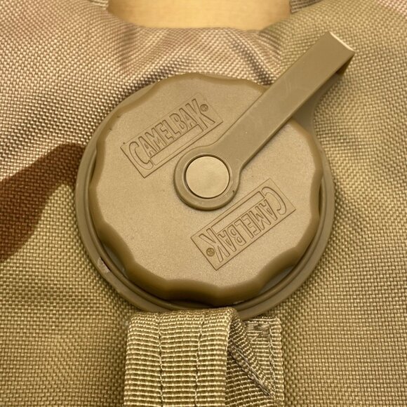 CamelBak Maximum Gear Desert Camo Nylon With Adjustable Straps Hydration Pack 3L - Picture 6 of 9